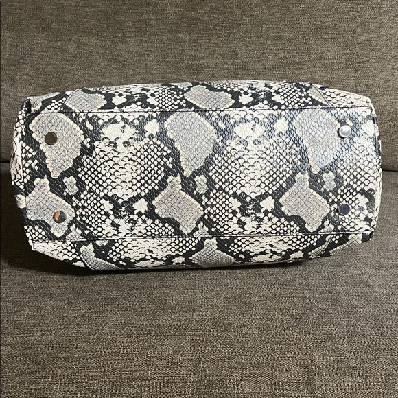 New I.N.C. International Concepts Trippii Chain Tote Snakeskin Design - Picture 3 of 15